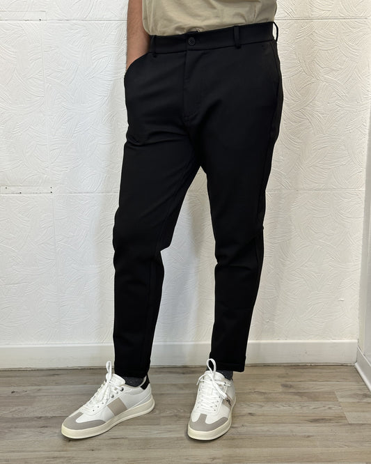 PANTALONE CAPRI " UGF 3757" NERO